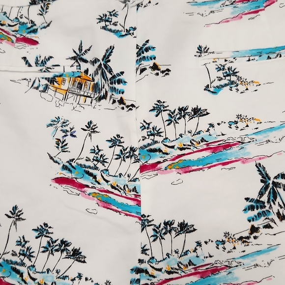 New Crown & Ivy shorts with a beachy Island pattern in perfect condition. - Picture 7 of 14